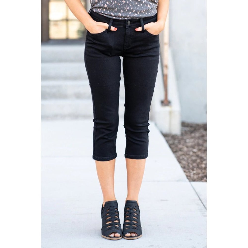 Judy Blue Mid Rise Skinny Capri in Black